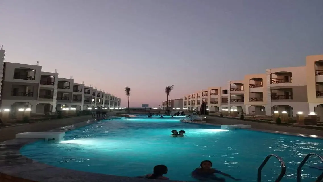 شقة رائعة بمسبح مشترك