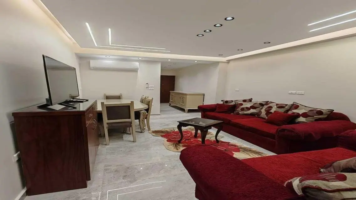 شقة رائعة للإيجار مع شرفة وتجهيزات مطبخ
