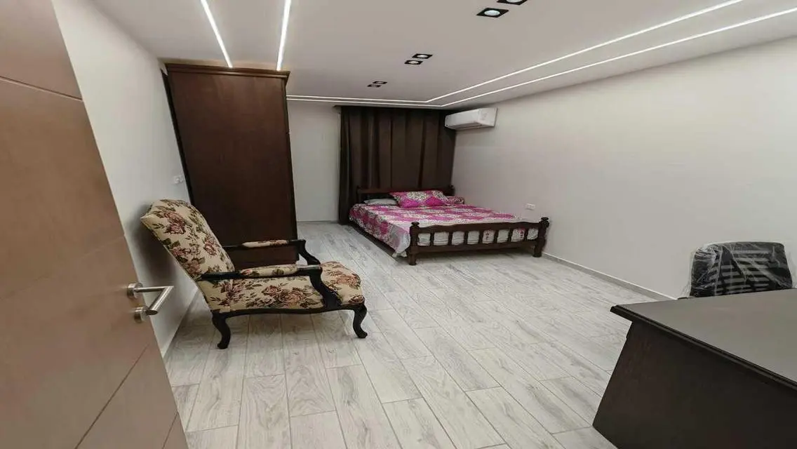 شقة رائعة للإيجار مع شرفة وتجهيزات مطبخ