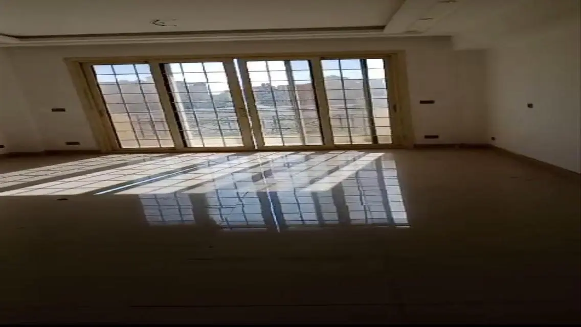 شقة فاخرة للإيجار في موقع متميز