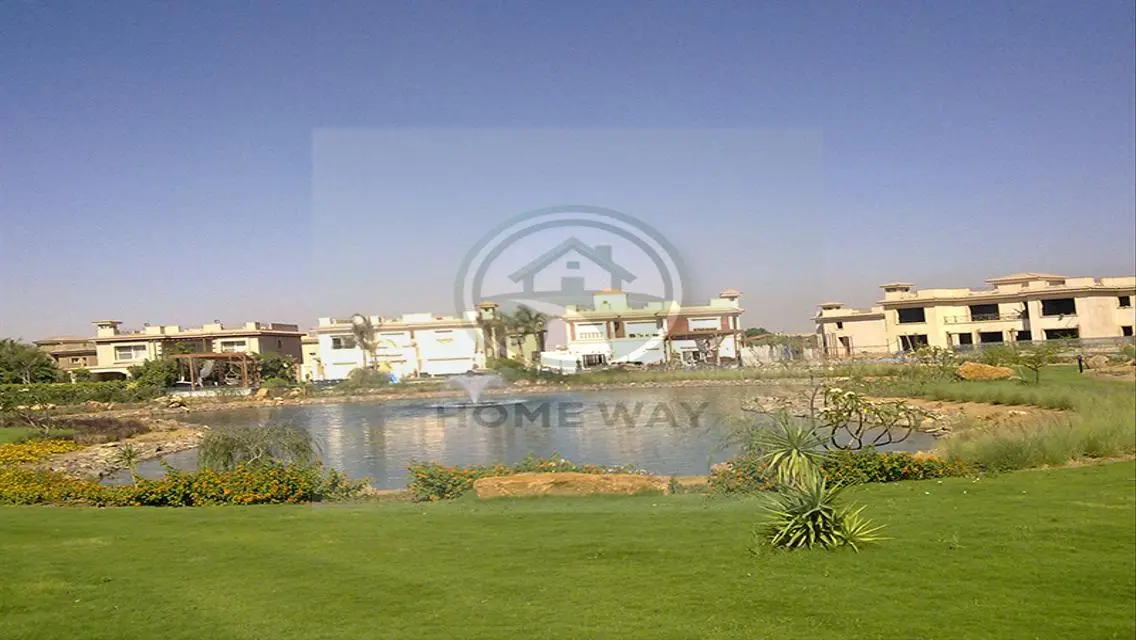 فيلا فاخرة للبيع بإطلالة على البحيرات