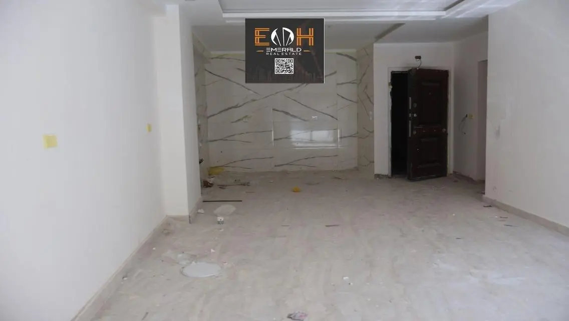 شقة فاخرة للبيع مطلة على بحيرات في موقع متميز