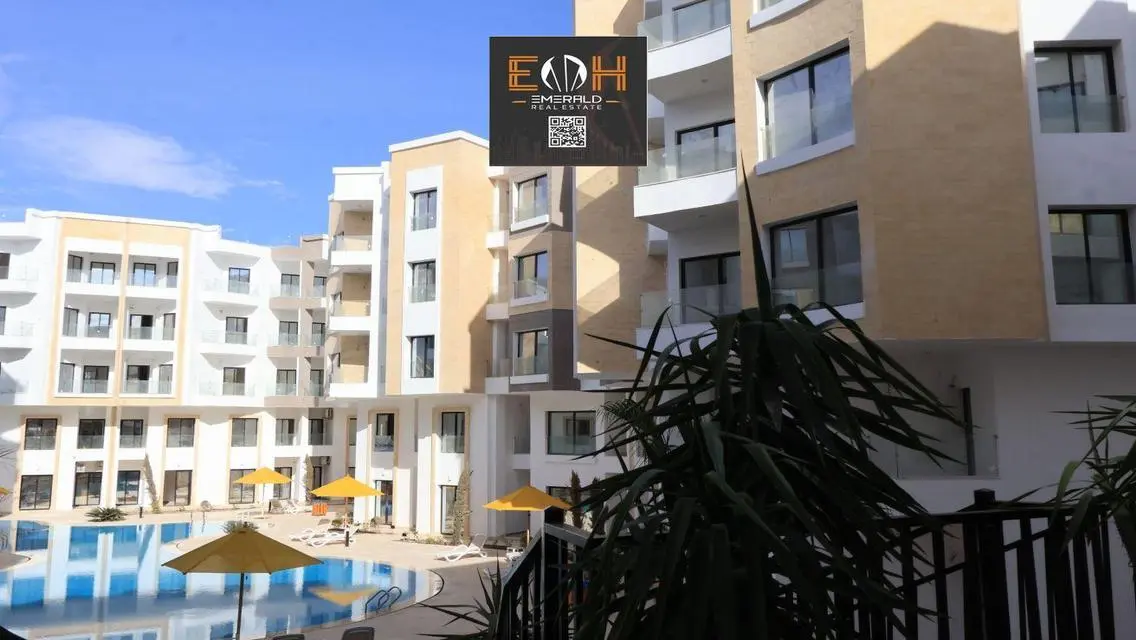 Luxury Apartment Overlooking Lakes and Landmark