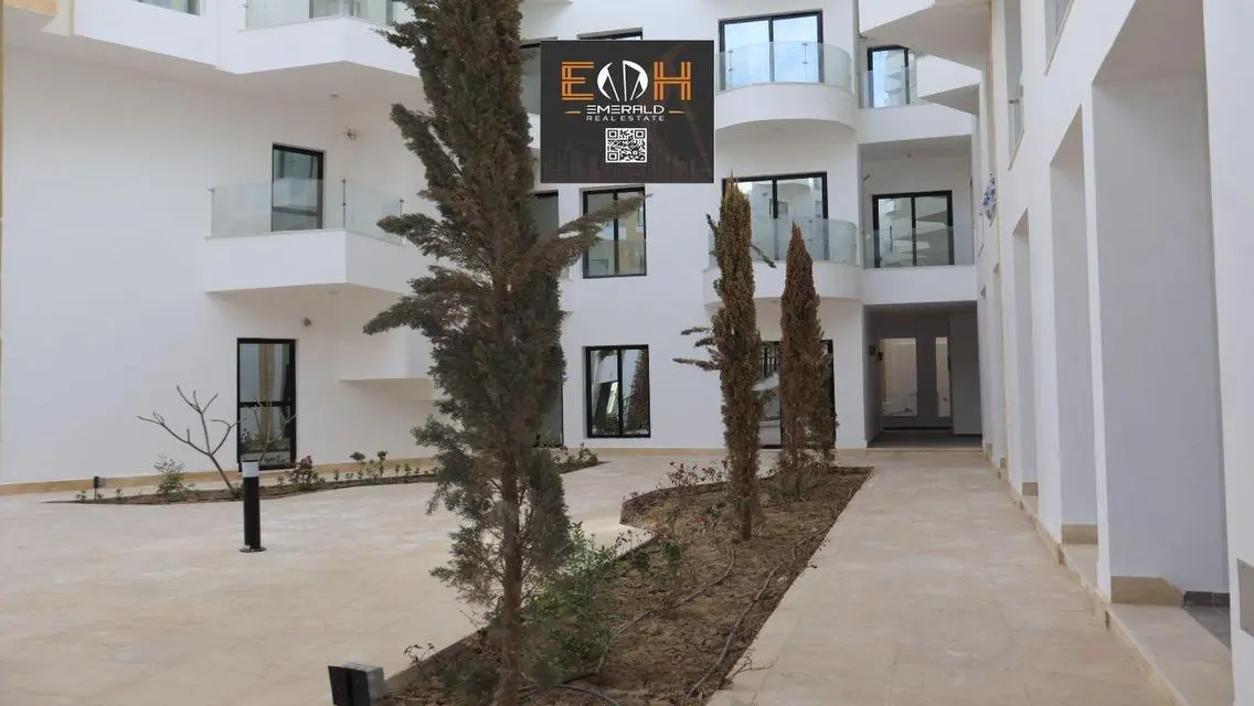 Luxury Apartment Overlooking Lakes and Landmark
