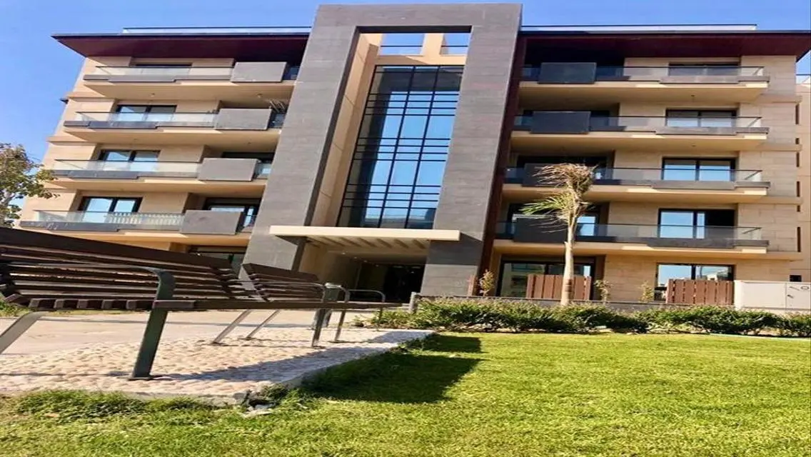 Luxurious Villa with Private Lakes and Complete Amenities