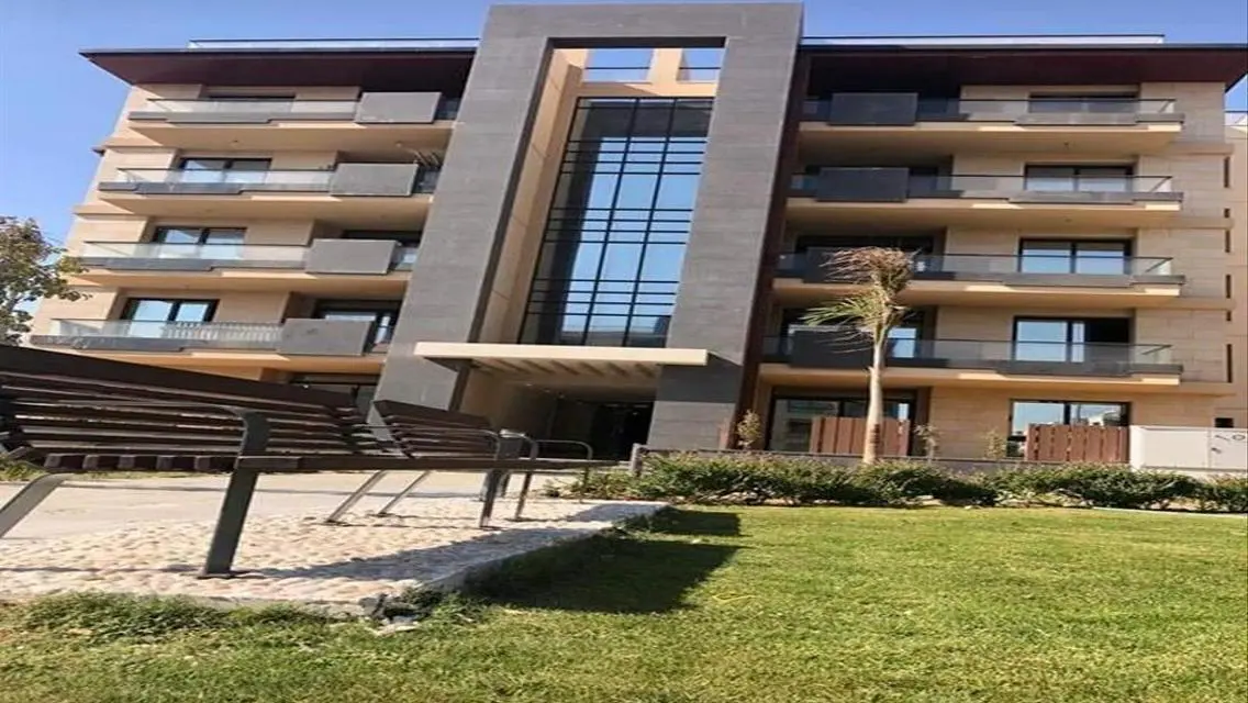 Luxurious Villa with Private Lakes and Complete Amenities