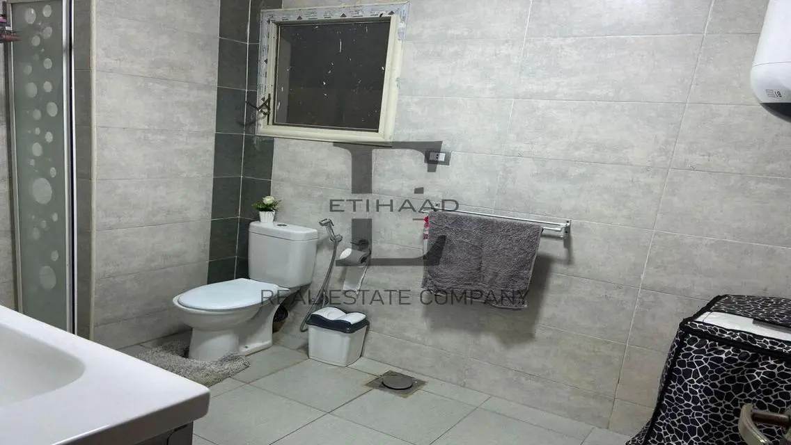 شقة مميزة بمساحة واسعة وإطلالة رائعة