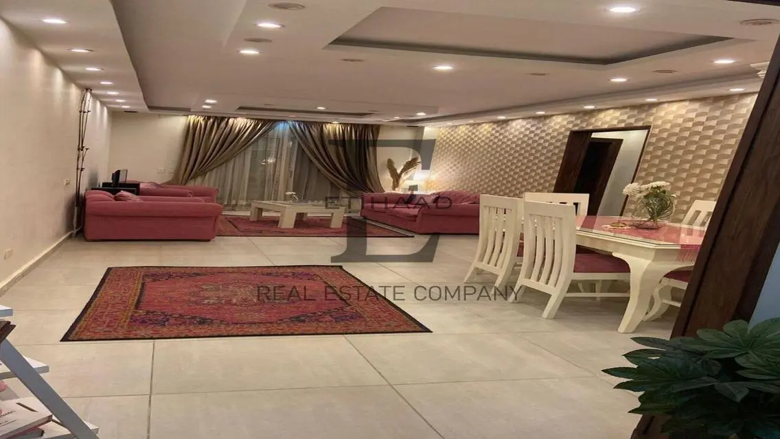 شقة مميزة بمساحة واسعة وإطلالة رائعة