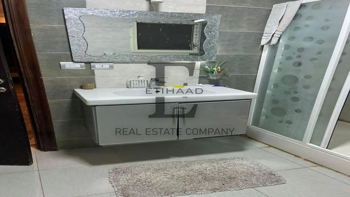 شقة مميزة بمساحة واسعة وإطلالة رائعة