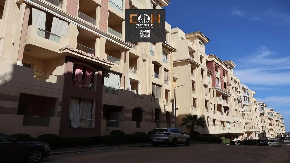 Florenza Khamsin: Luxurious Apartment with Shared Pool and Amenities