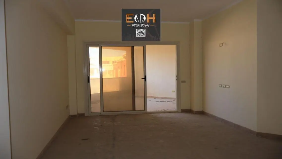 Florenza Khamsin: Luxurious Apartment with Shared Pool and Amenities