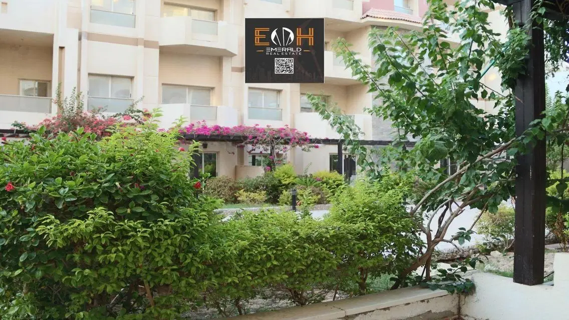 Florenza Khamsin: Luxurious Apartment with Shared Pool and Amenities