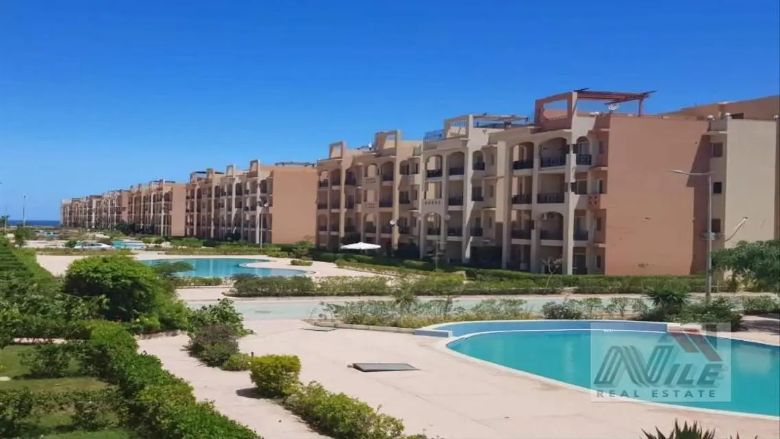 شقة فاخرة في كمبوند الإمارات هايتس بالساحل الشمالي