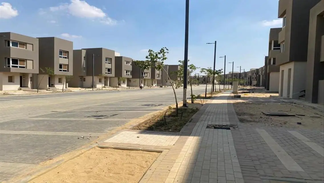 تملك فيللا فاخرة مع حديقة خاصة ومسبح مشترك