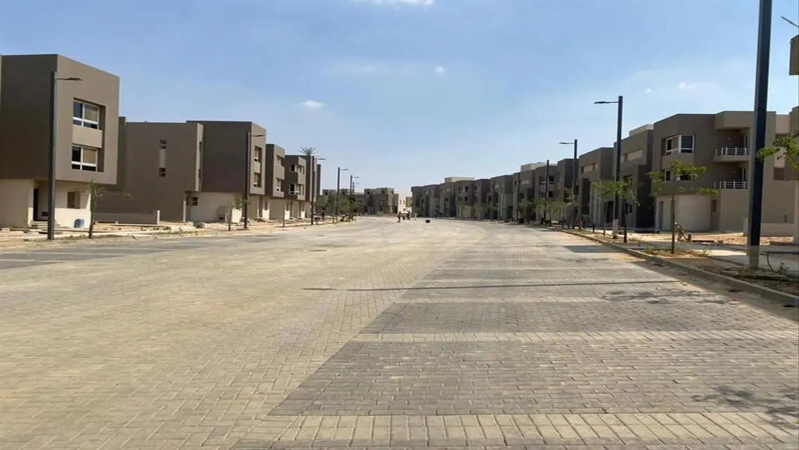 تملك فيللا فاخرة مع حديقة خاصة ومسبح مشترك