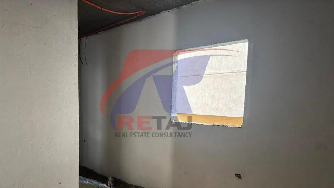 شقة فاخرة مع شرفة بإطلالة مميزة