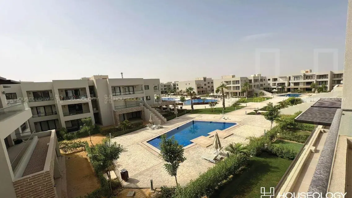 Luxury Apartment Overlooking Lakes in Prime Location