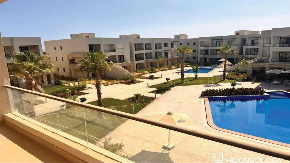 Luxury Apartment Overlooking Lakes in Prime Location