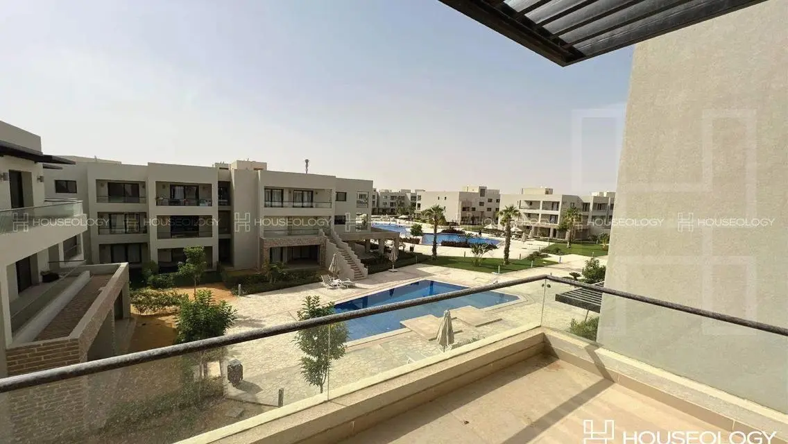 Luxury Apartment Overlooking Lakes in Prime Location
