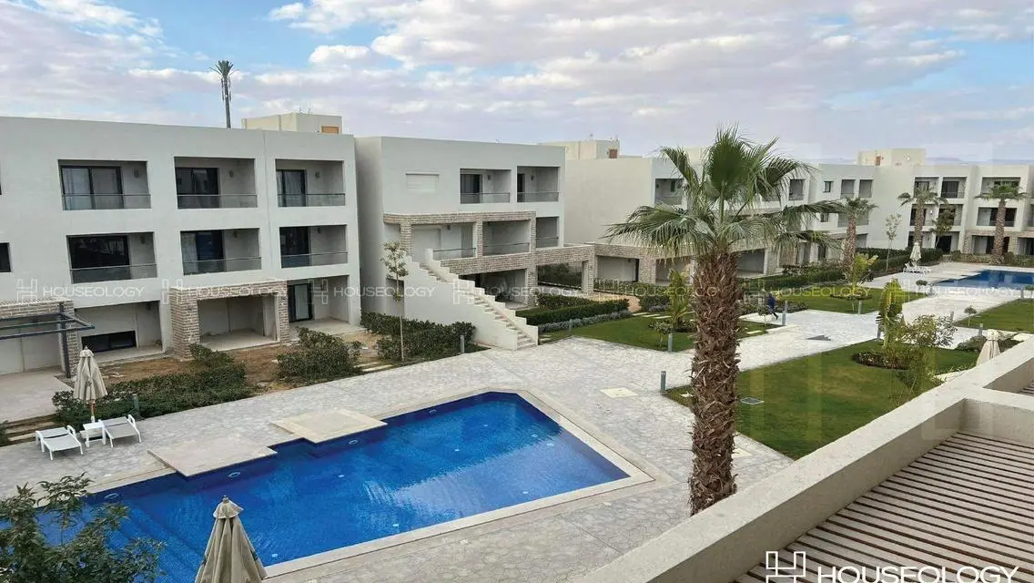 Luxury Apartment Overlooking Lakes in Prime Location