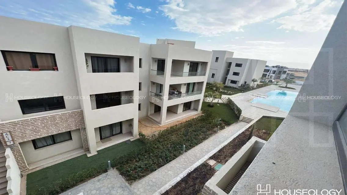 Luxury Apartment Overlooking Lakes in Prime Location
