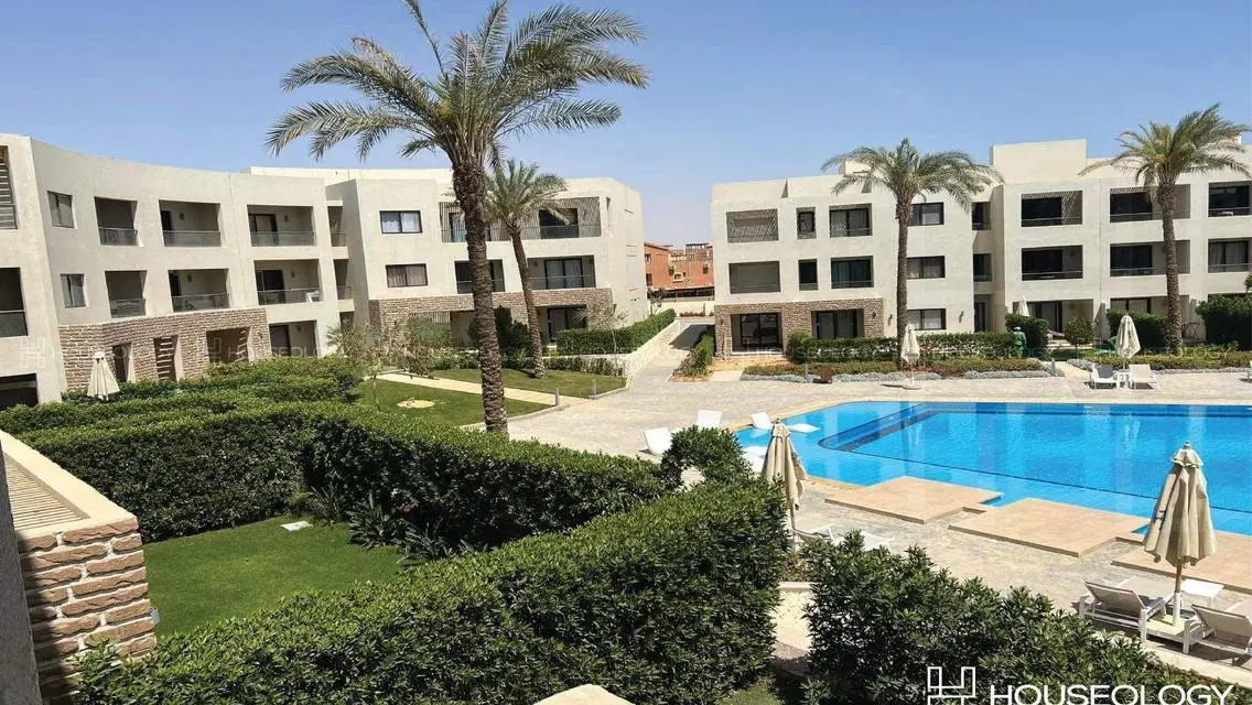 Luxury Apartment Overlooking Lakes in Prime Location