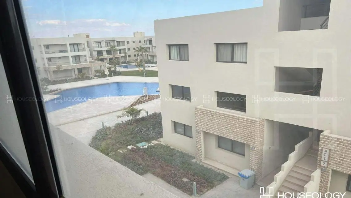 Luxury Apartment Overlooking Lakes in Prime Location