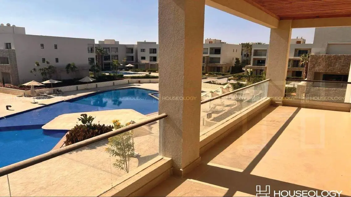 Luxury Apartment Overlooking Lakes in Prime Location