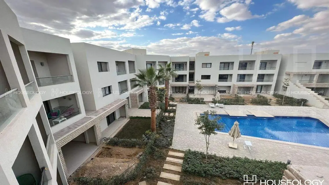 Luxury Apartment Overlooking Lakes in Prime Location