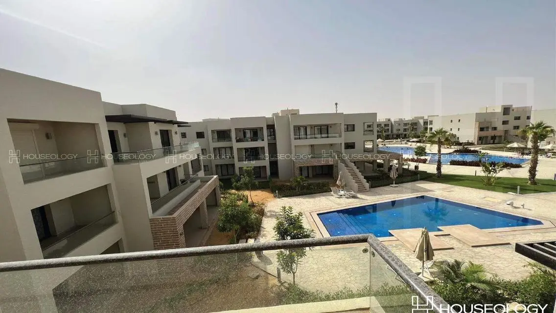 Luxury Apartment Overlooking Lakes in Prime Location