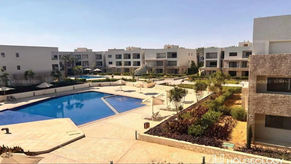 Luxury Apartment Overlooking Lakes in Prime Location