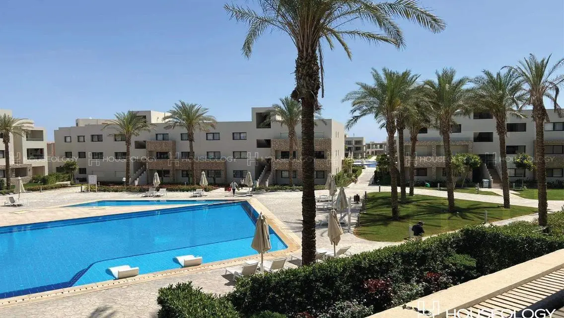 Luxury Apartment Overlooking Lakes in Prime Location