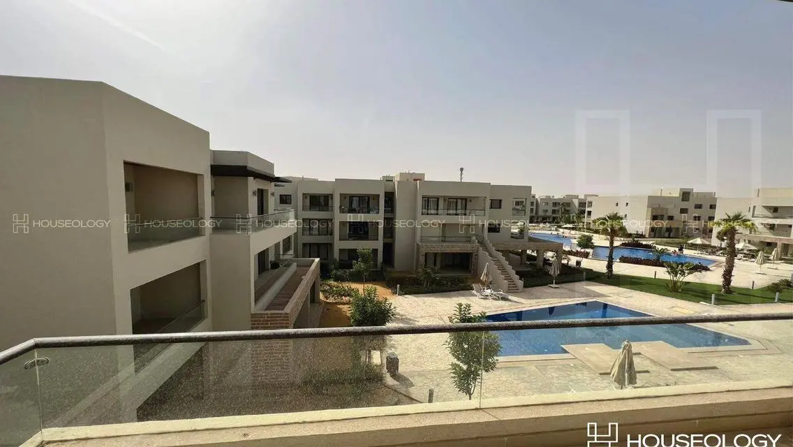 Luxury Apartment Overlooking Lakes in Prime Location