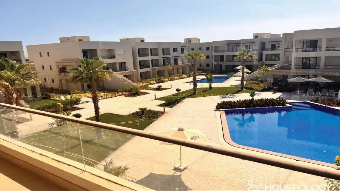 Luxury Apartment Overlooking Lakes in Prime Location