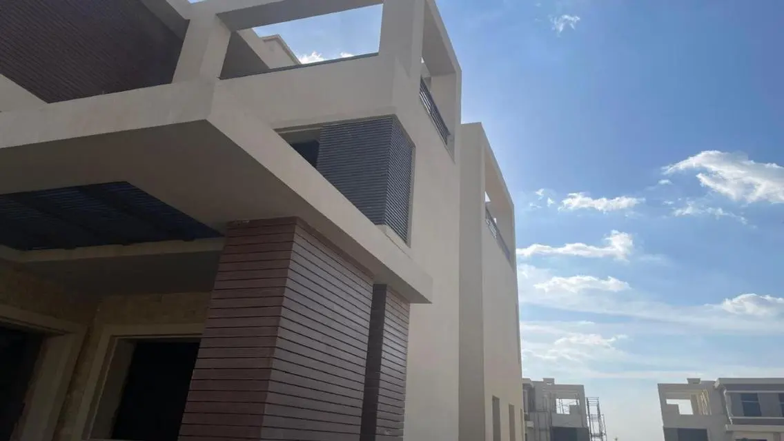 فيلا فاخرة بمسبح خاص وحديقة في موقع استراتيجي