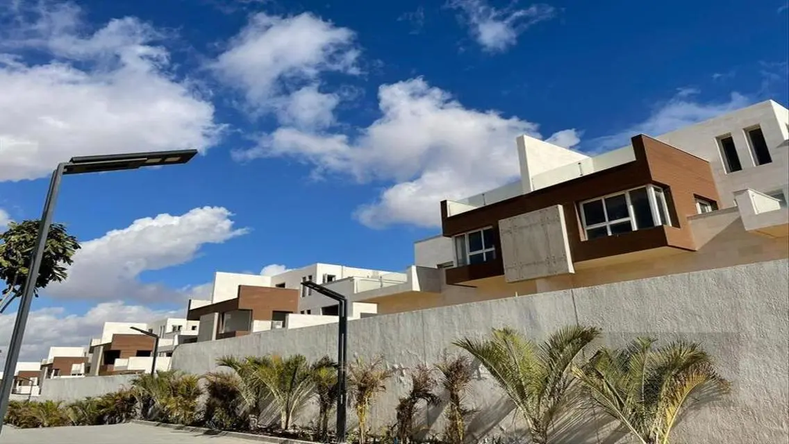 فيلا فاخرة للبيع مع حديقة خاصة ومسبح