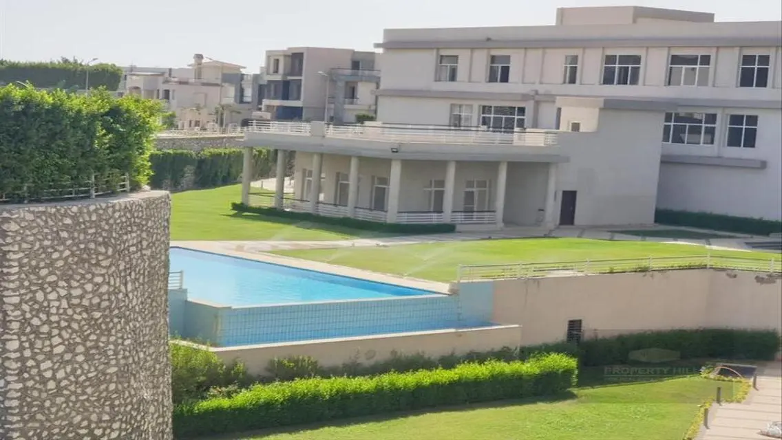 فيلا فاخرة للبيع مع حديقة خاصة ومسبح