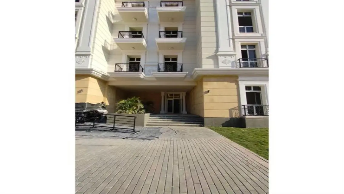 Luxury Apartment with Lake View