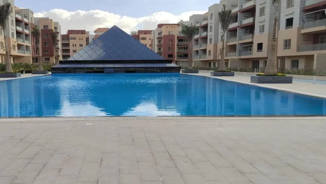 Luxurious Apartment Overlooking Lakes with Full Amenities