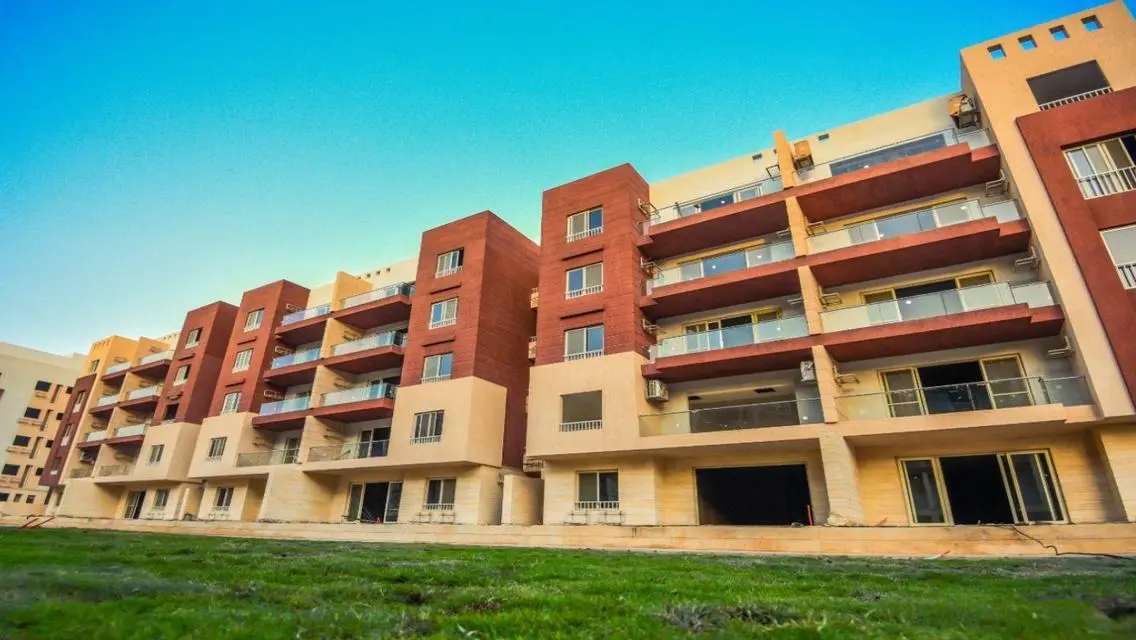 Luxurious Apartment Overlooking Lakes with Full Amenities