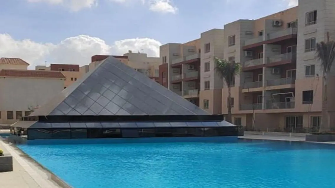 Luxurious Apartment Overlooking Lakes with Full Amenities