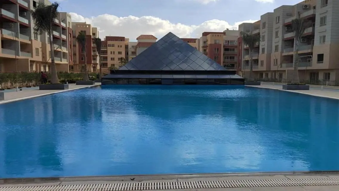 Luxurious Apartment Overlooking Lakes with Full Amenities