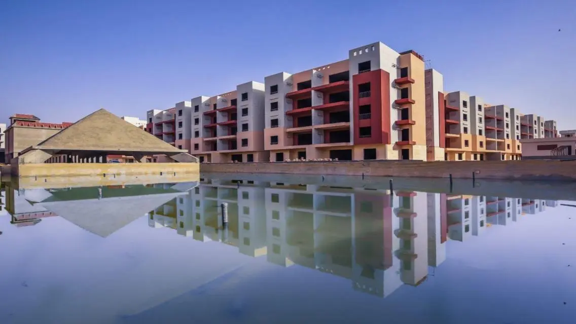Luxurious Apartment Overlooking Lakes with Full Amenities