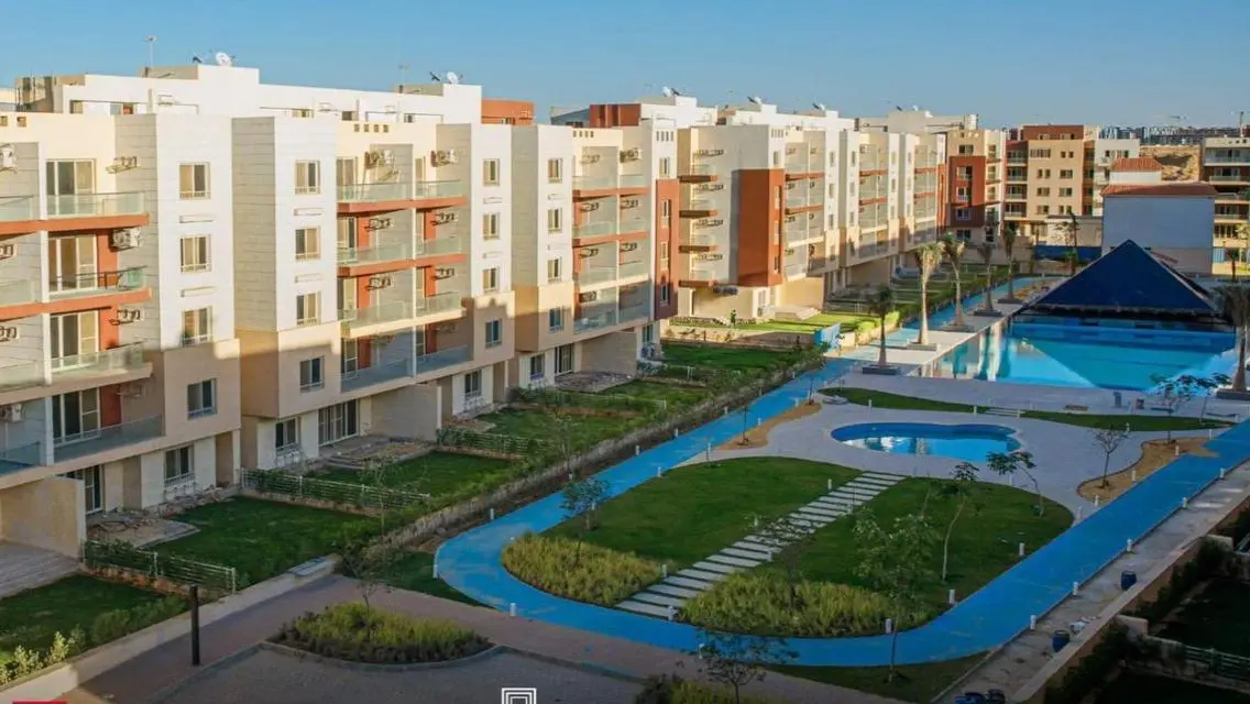 Luxurious Apartment Overlooking Lakes with Full Amenities