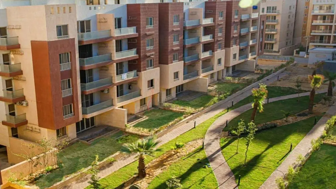 Luxurious Apartment Overlooking Lakes with Full Amenities