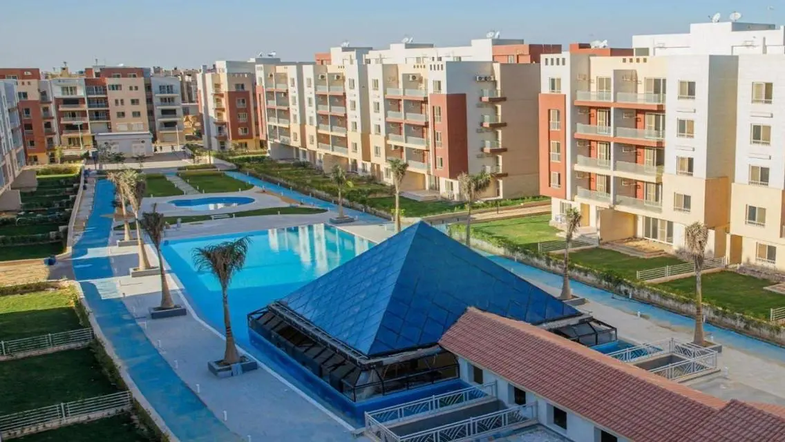 Luxurious Apartment Overlooking Lakes with Full Amenities