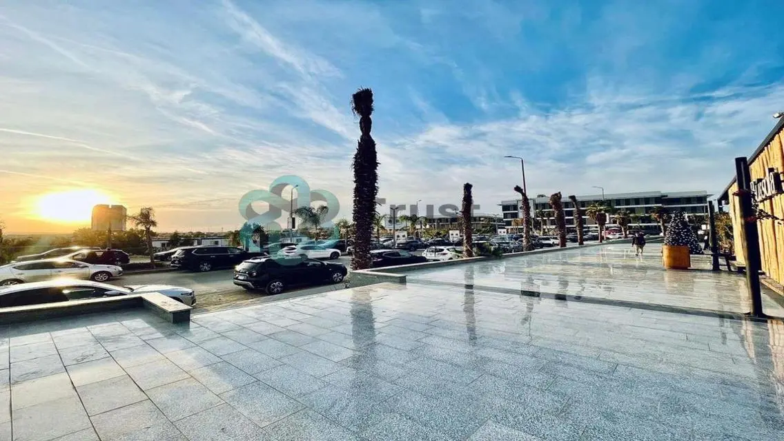 مكتب مؤثث بموقع مثالي للبيع