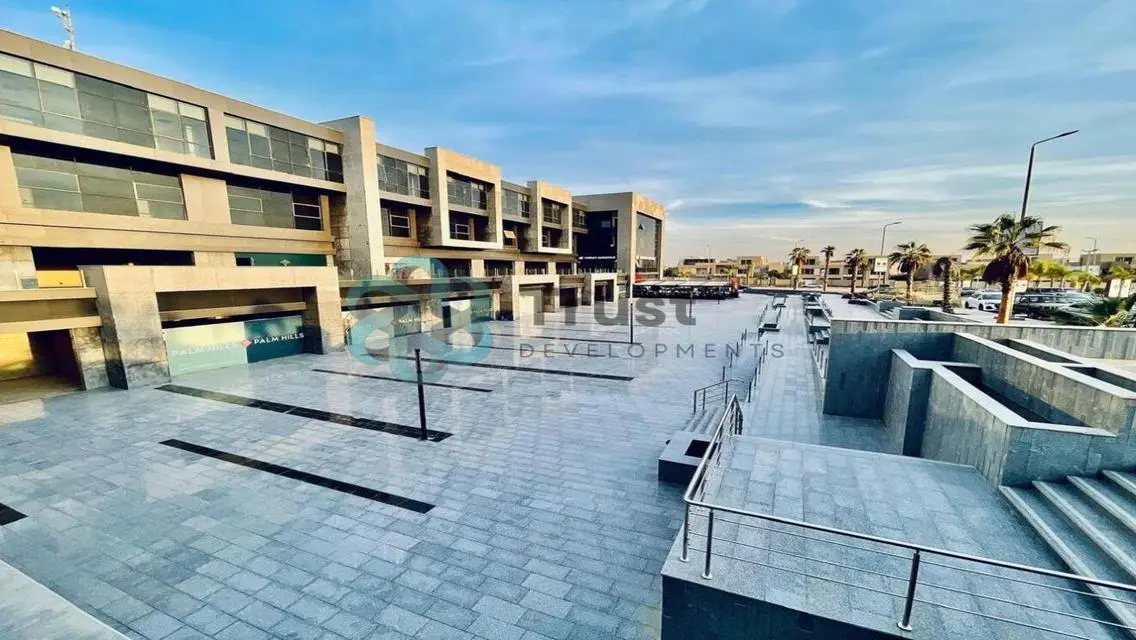 مكتب مؤثث بموقع مثالي للبيع