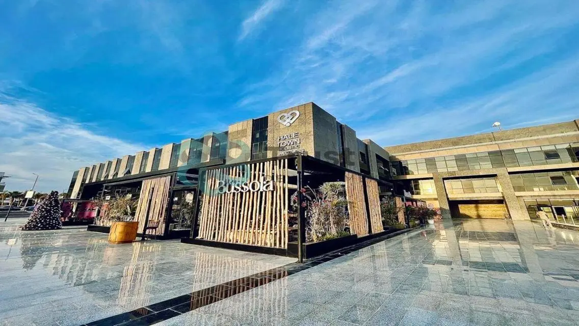 مكتب مؤثث بموقع مثالي للبيع