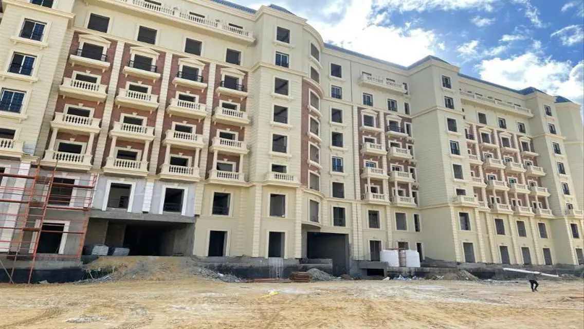 Luxury Apartment Overlooking Lakes - Unmissable Opportunity